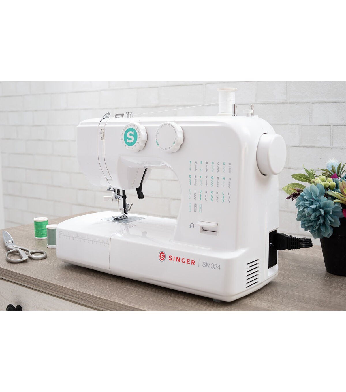SINGER SM024 Sewing Machine - Image 2